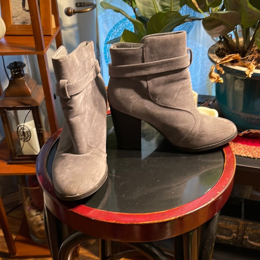 Grey boots. Size 10
